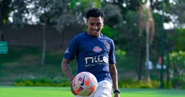 سحر لاتينى.. خوان الفينا بيزيرا فى جلسة تصوير بتيشيرت الزمالك