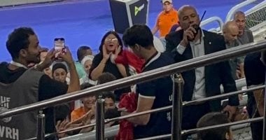 اللجنة المنظمة توزع قميص منتخب الناشئين على الجماهير في المدرجات قبل لقاء الدنمارك