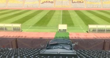 تطوير أرضية استاد برج العرب استعدادًا للدوري.. صور