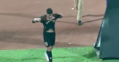 أحمد شعبان لاعب فاركو يمزق التيشيرت عقب استبداله أمام الأهلى.. فيديو