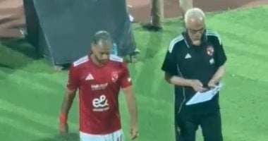 الحزن يسيطر على بيكهام عقب عدم مشاركته فى تشكيل الأهلى أمام فاركو.. فيديو