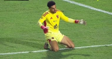 بخطأ فادح من شوبير.. فخري يسجل هدف فاركو الأول أمام الأهلي والنتيجة 1-3