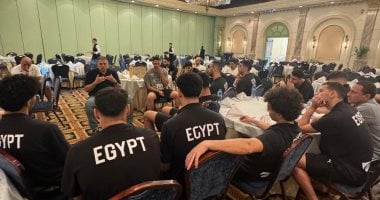 جلسة تحفيزية لخالد فتحى مع منتخب ناشئى اليد قبل مواجهة أيسلندا بالمونديال