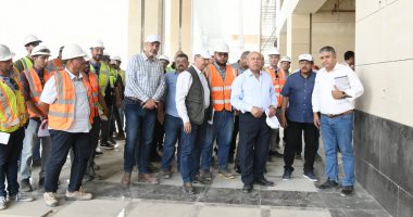كامل الوزير يعلن الانتهاء من إنشاء كوبرى عملاق بمسار الخط الأول للقطار السريع