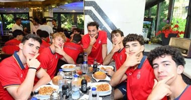 لاعبو منتخب إسبانيا "وصيف بطولة العالم لليد" يتناولون كشري فى وسط البلد.. صور