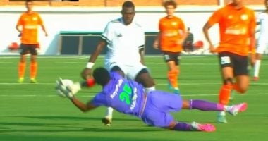 تصدى حارس فاركو أمام الطلائع من خارج المنطقة يثير جدلا تحكيميا.. فيديو