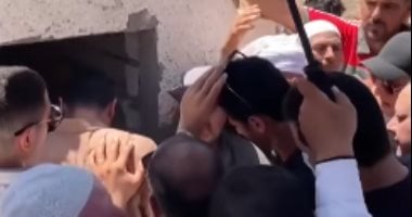 شاهد.. محمد الشناوى يلقى النظرة الأخيرة على جثمان والده