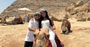 البرازيلى خوان ألفينا لاعب الزمالك وزوجته فى زيارة للأهرامات.. صور