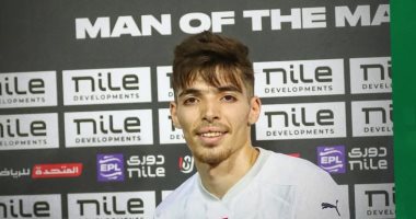 عبد الرحيم دغموم يحصد جائزة أفضل لاعب في مباراة المصرى وكهرباء الإسماعيلية