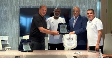 علاء نبيل يسلم سفير مصر بالسعودية درع اتحاد الكرة