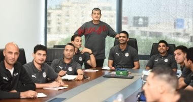 أوسكار رويز يراجع حالات الـ VAR مع الحكام