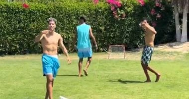 عصام صاصا يشارك إمام عاشور وأحمد فتوح مباراة كرة قدم  .. فيديو