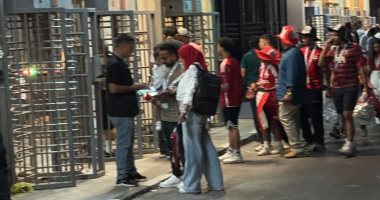 شاهد دخول الجماهير لمدرجات استاد القاهرة لمساندة منتخب مصر ضد إثيوبيا