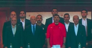 وزير الرياضة بقميص منتخب مصر في استاد القاهرة لدعم الفراعنة أمام اثيوبيا