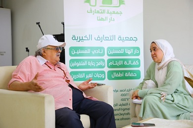 محررة الشروق مع أحد نزلاء دار الهنا- تصوير: رافي شاكر